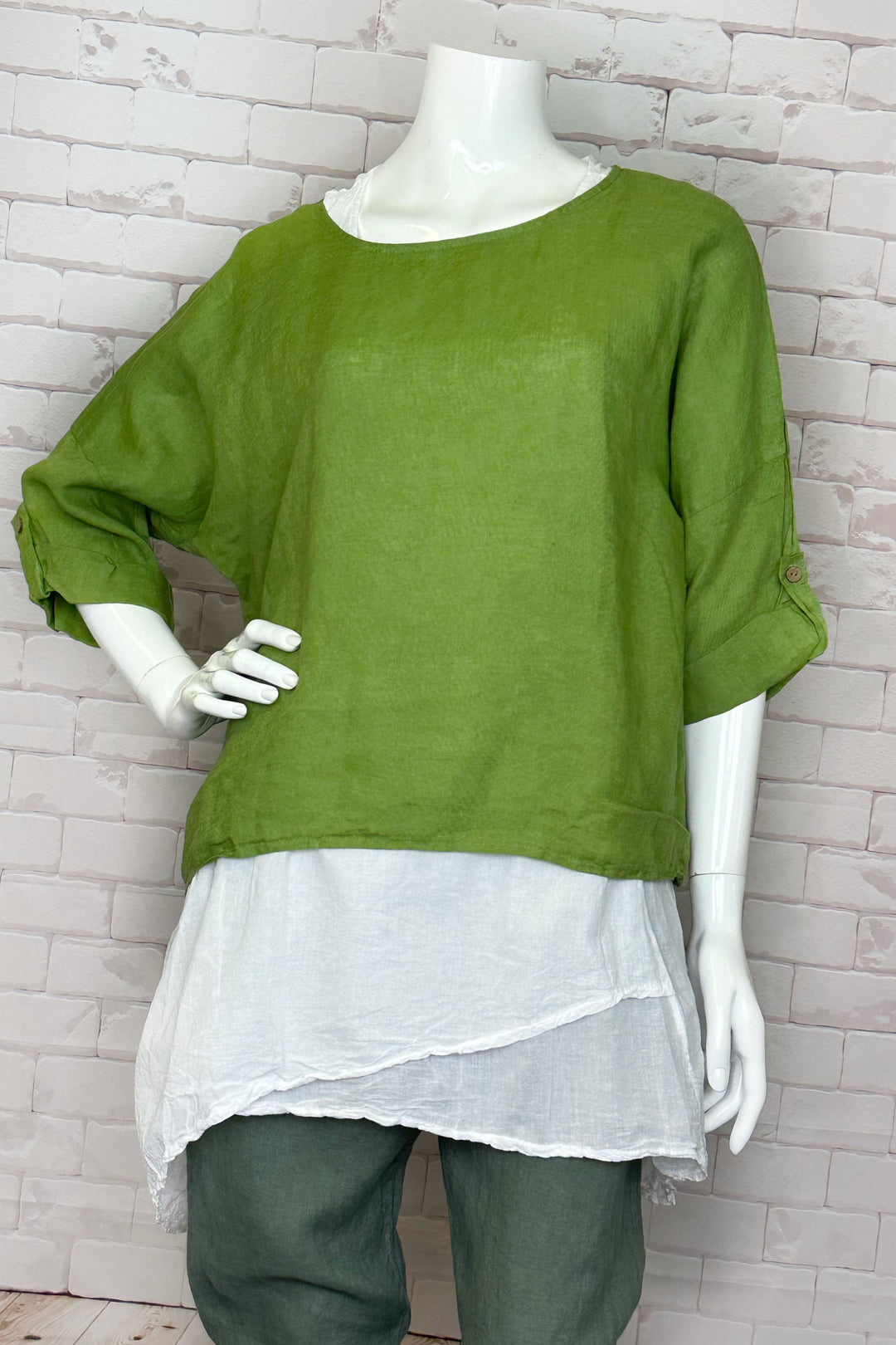 BEYOND M Summer 2024  This versatile and stylish tunic top features linen and soft cotton material, giving you comfort and style in one package. 