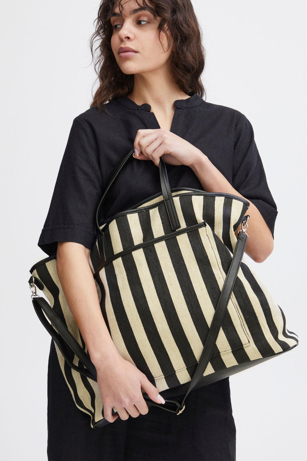 Ichi Summer 2024 With two sturdy straps, you can comfortably take on any adventure. The striking bold stripes and convenient outer pocket make this tote bag a stylish and functional choice.