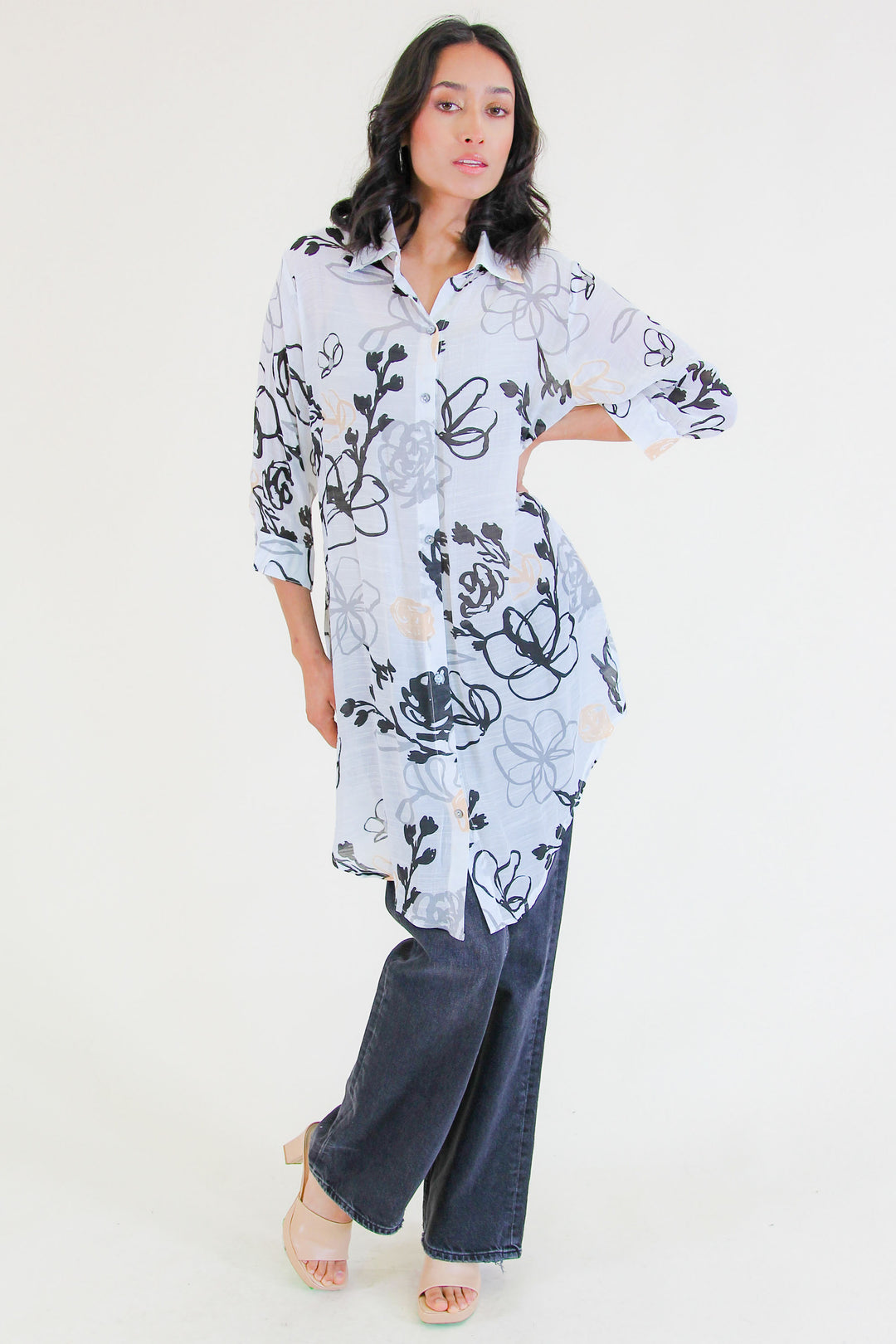 Funsport Summer 2024 This long tunic blouse boasts a classic collar and cuffed sleeves, creating a sleek and polished look.