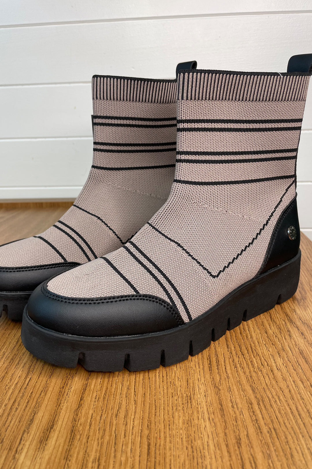 Featuring a lightweight and flexible design, the signature memory foam footbed, removable insole, a stretchy knit upper that wears well, this boot keeps you comfortable and steady this fall and winter. 