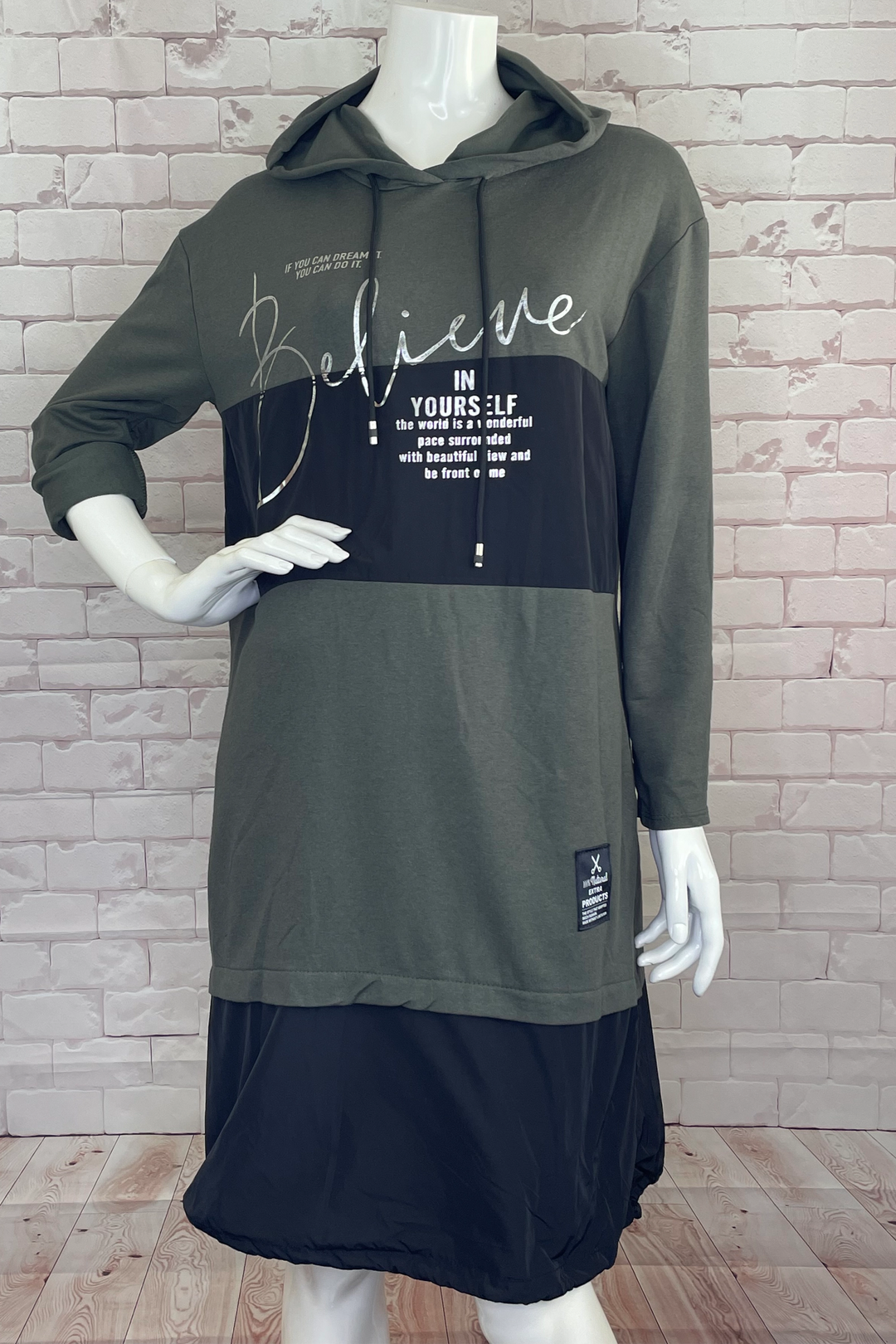 With its lightweight, relaxed fit and two-tone army colours, this casual hoodie dress brings a touch of effortless, timeless style to any wardrobe.