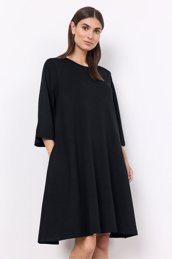 Soya Concept Fall 2025
This dress features a relaxed fit and a simple yet casual style, making it perfect for both patio gatherings and casual house parties. Its blend of soft fabrics provides comfort and its exclusivity adds a touch of uniqueness to your outfit. 