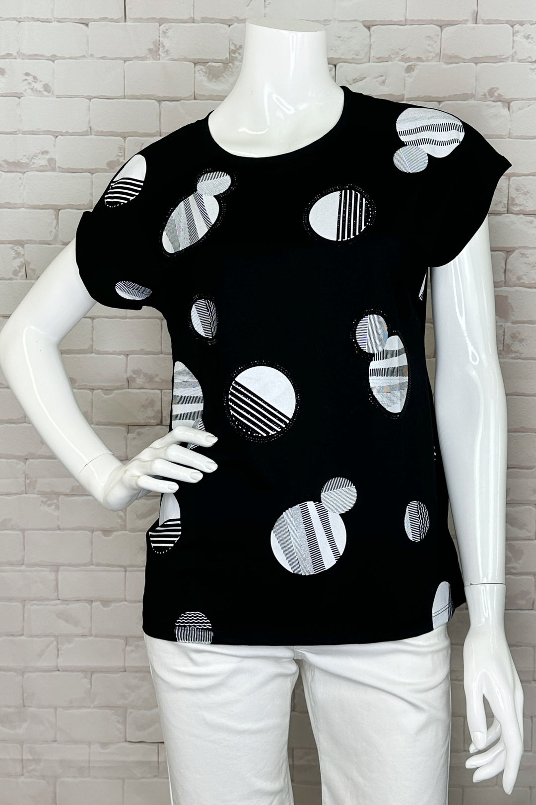 Ness Spring 2024 The round neckline and short sleeves make it easy and comfortable to wear, while the unique and bold circles print adds a touch of fun and playfulness to any outfit. 