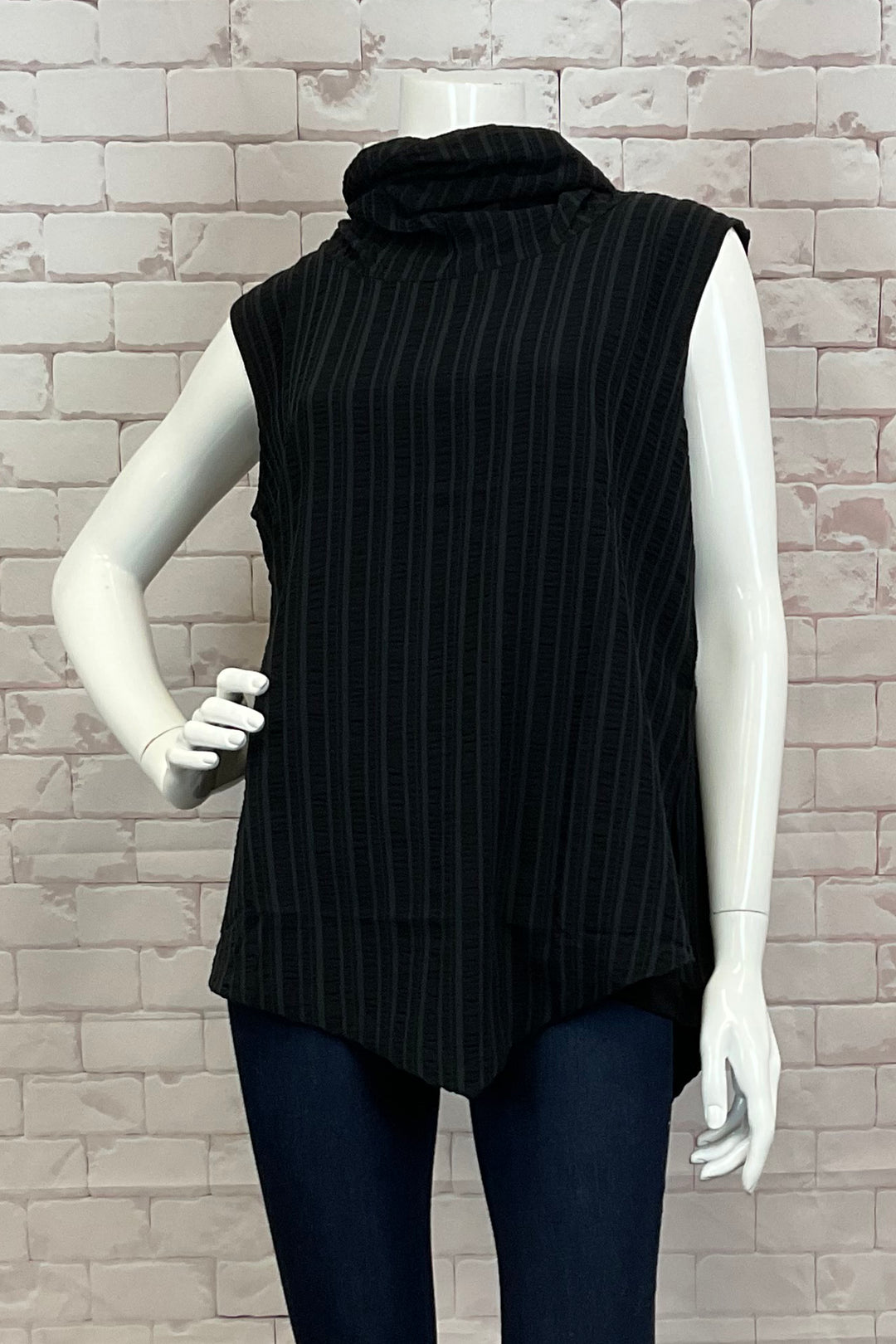 Ever Sassy Fall 2024 Its neat lined print pattern and curved hem with point add a touch of softness and elegance. Versatile for any occasion, this sleeveless top can be worn alone or layered over a long sleeve tee.