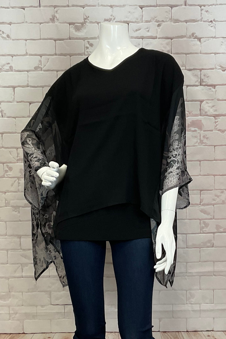 Ever Sassy Fall 2024 Let the leaves fall, as this light and loose top elegantly drapes over your figure. With pointed drape sleeves featuring a stunning leaves design print, a soft cut v-neck and an asymmetrical hem, this poncho-style top exudes exclusivity!