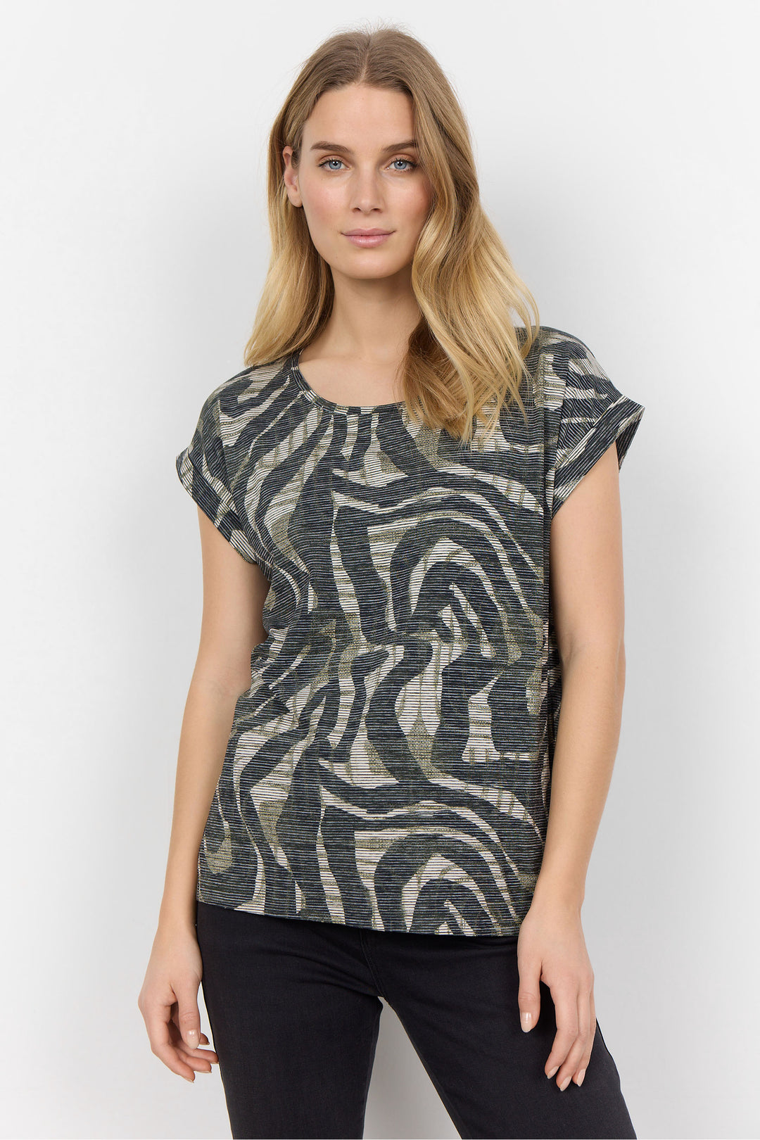 Soya Concept Fall 2024 This top combines a neat abstract pattern with short, slightly rolled sleeves for a classic and comfortable t-shirt style. Add a touch of sweet style to your wardrobe with this versatile, simple and eye-catching piece!