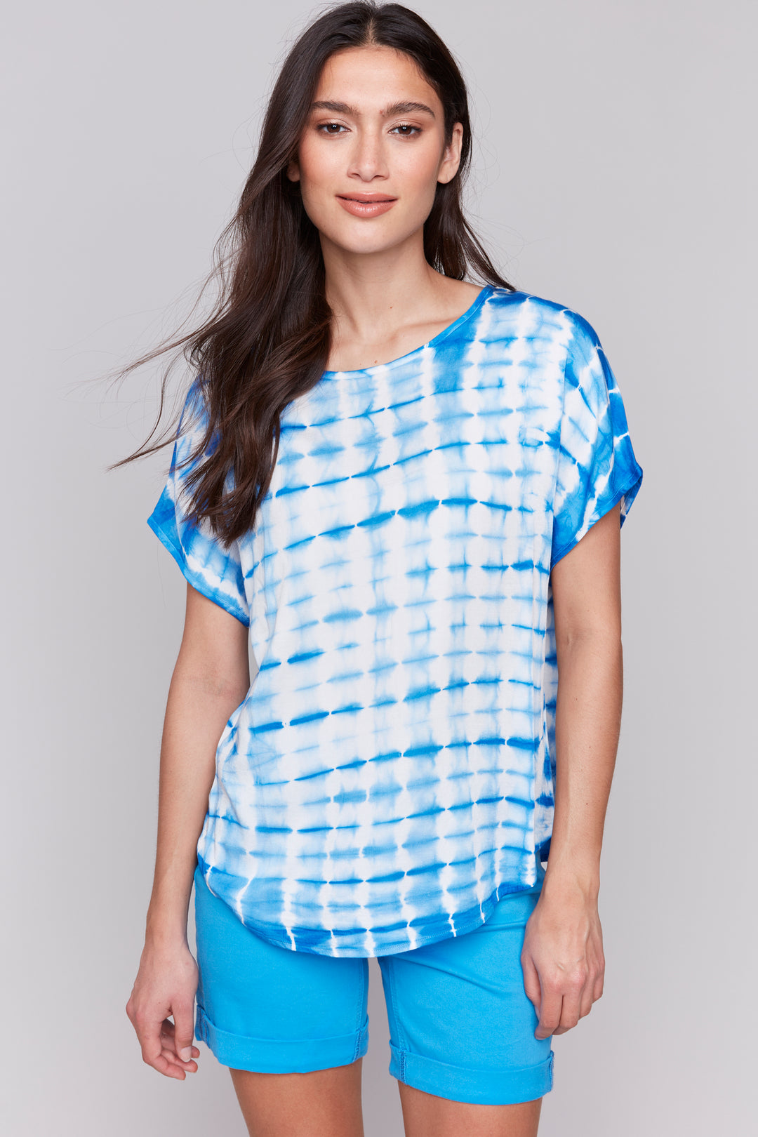 Charlie B Spring 2025 This effortless and comfortable tie dye top is the perfect addition for your summer wardrobe. It features a round neckline, relaxed fit and short dolman sleeves. 