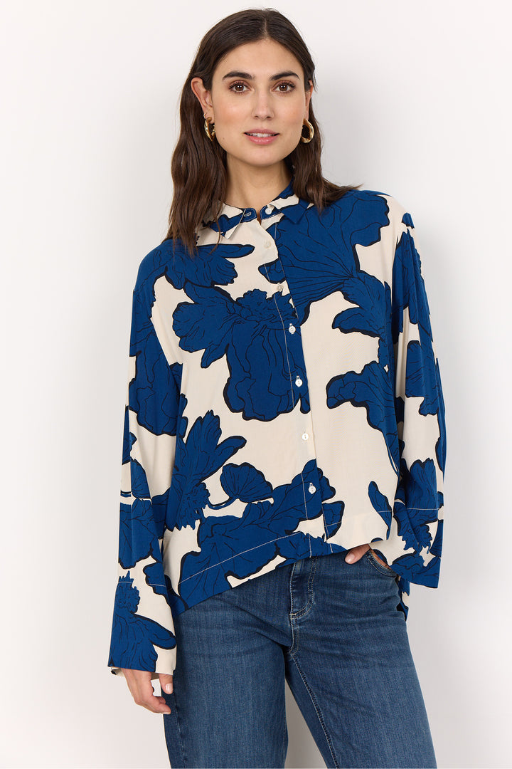 Soya Concept Fall 2025 
Its delicate floral pattern adds timeless elegance, while the hi-lo contrasting hemline brings a modern twist. Perfectly versatile, this blouse pairs effortlessly with dress pants for a polished look or casual capris and jeans for everyday chic style.