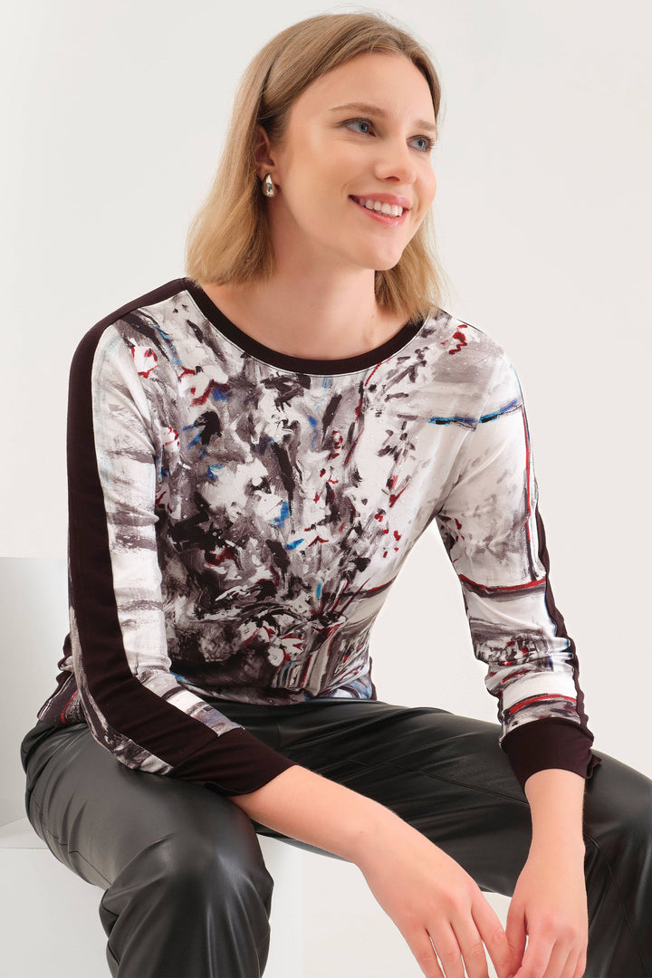 Dolcezza Fall 2025 
 Featuring 3/4 length straight sleeves, a contrast crew neck and bold stripe detailing along the sides, this top will make you stand out in style. 