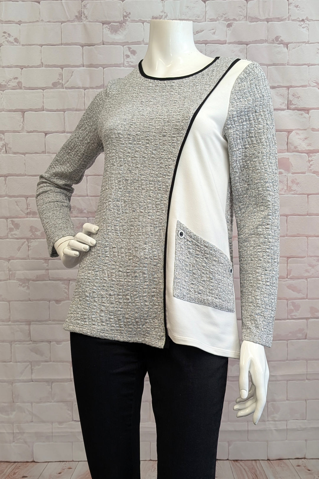 MICHAEL TYLER Fall 2025 
Crafted from super light, soft fabric with stretch, it offers all-day comfort while moving with you. The contemporary design features a front slant pocket for a modern touch, blending refined casual appeal with practical details.