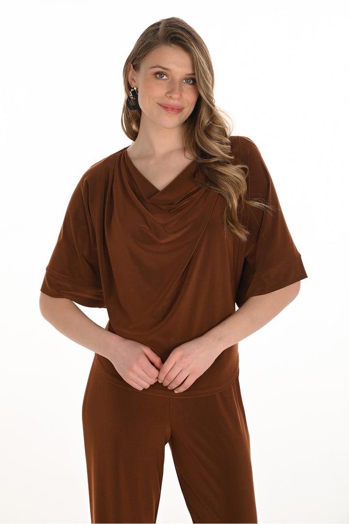 Frank Lyman Fall 2025 
Its light, loose fit offers effortless comfort, while the minimalistic design exudes refined elegance. Perfectly paired with the matching pants, this top creates a polished, cohesive look ideal for both casual and dressy occasions.