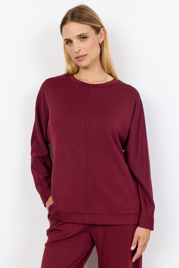 SOYA CONCEPT Fall 2025 
This versatile long-sleeve top features a classic crew neckline and streamlined silhouette that transitions effortlessly from weekend lounging to casual outings. The distinctive contrast front seam adds subtle visual interest while maintaining an understated aesthetic.
