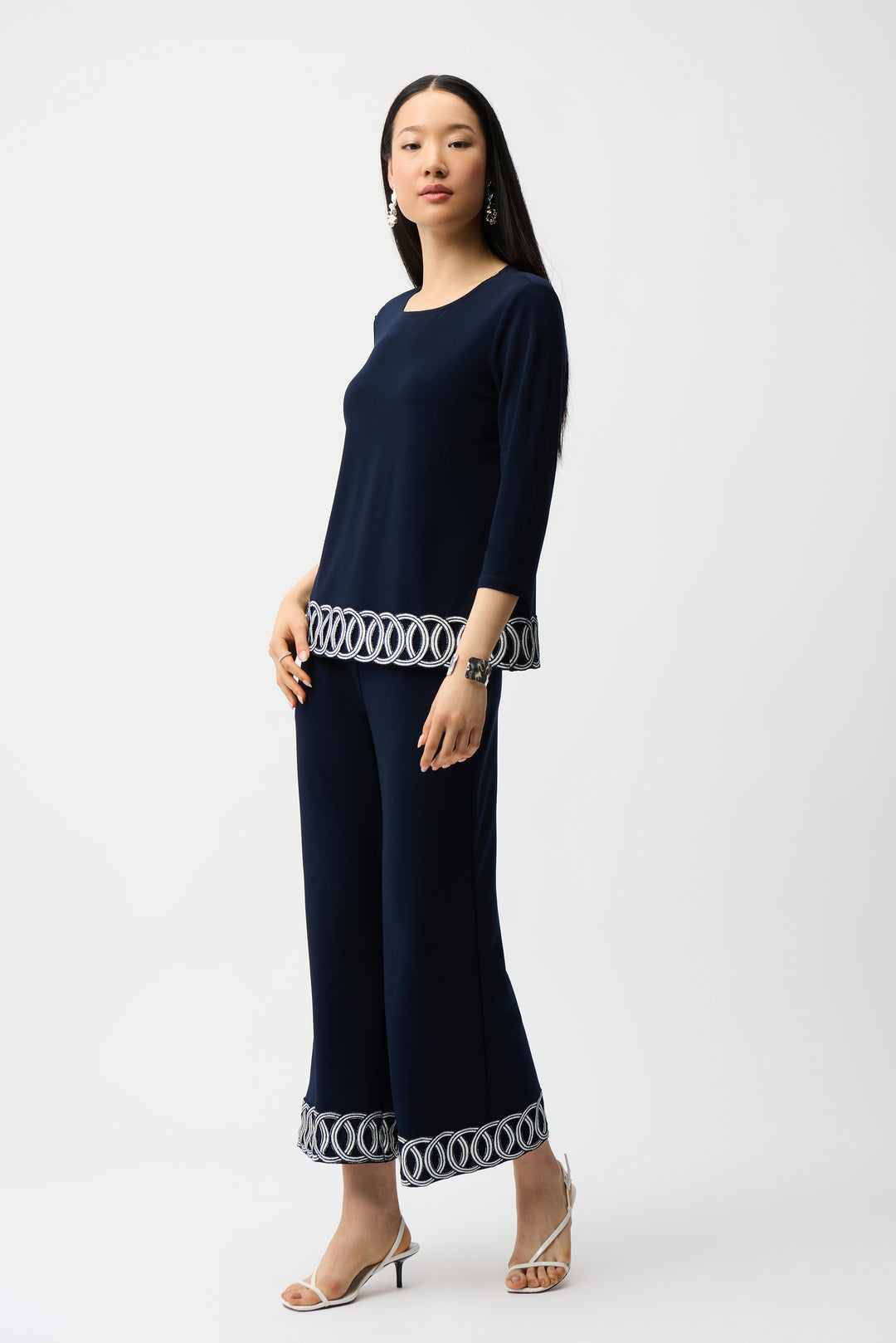 3/4 SLEEVE TOP WITH INTERLOCKING CIRCLES