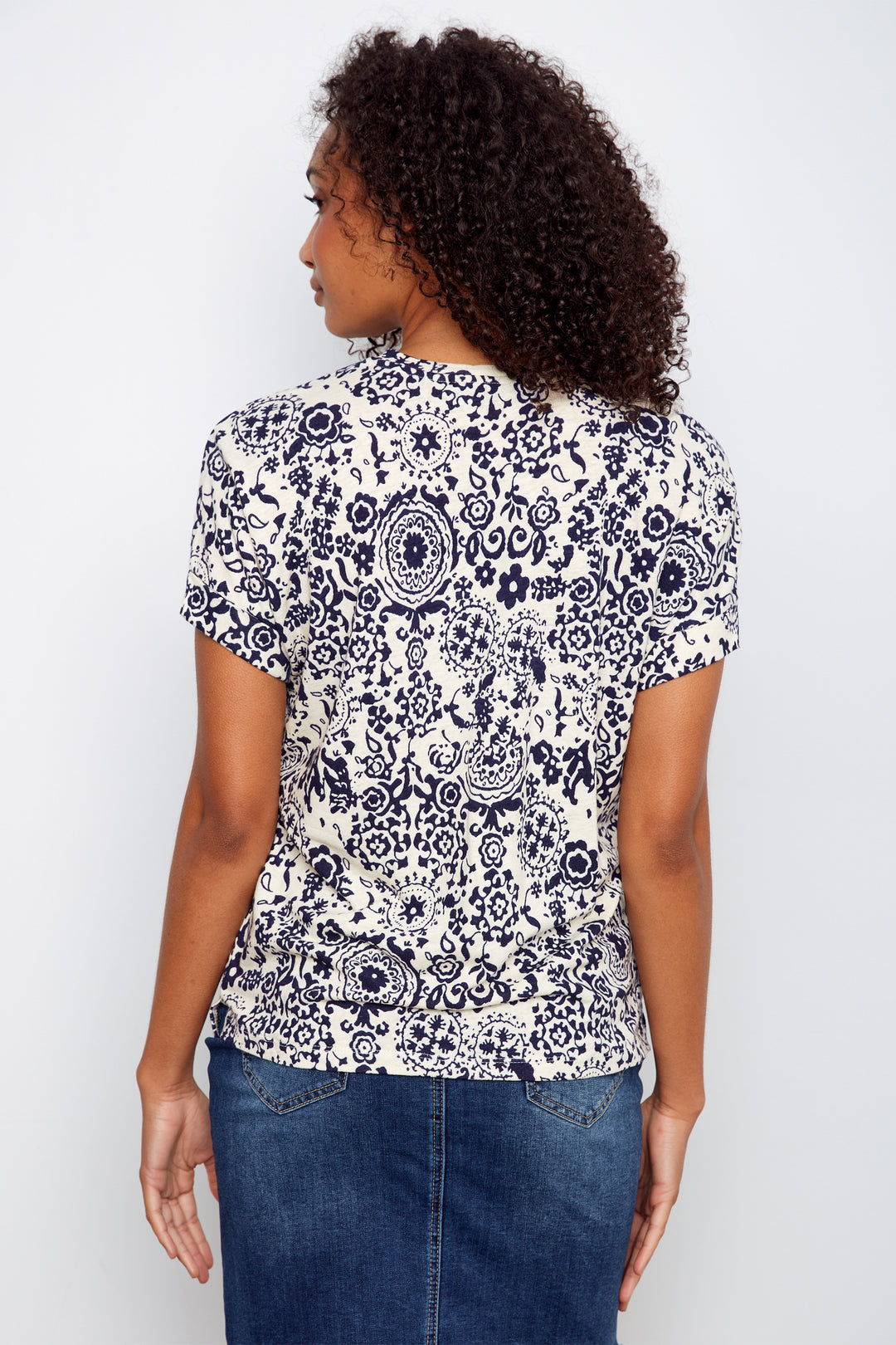 PRINTED SS V-NECK TEE