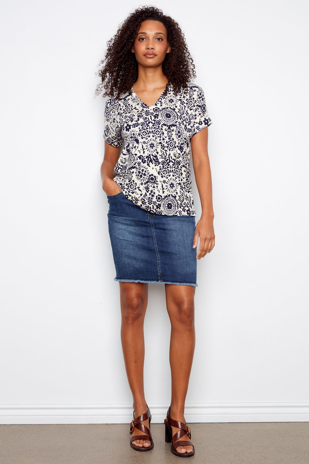 PRINTED SS V-NECK TEE