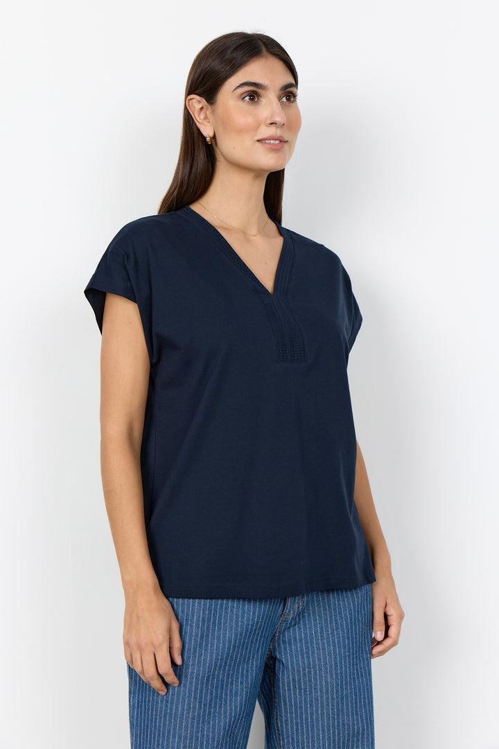 DECORATIVE STITCH V-NECK TEE