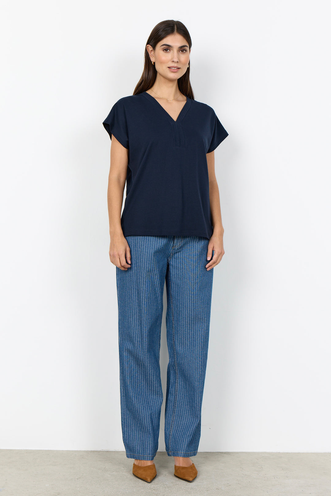 DECORATIVE STITCH V-NECK TEE