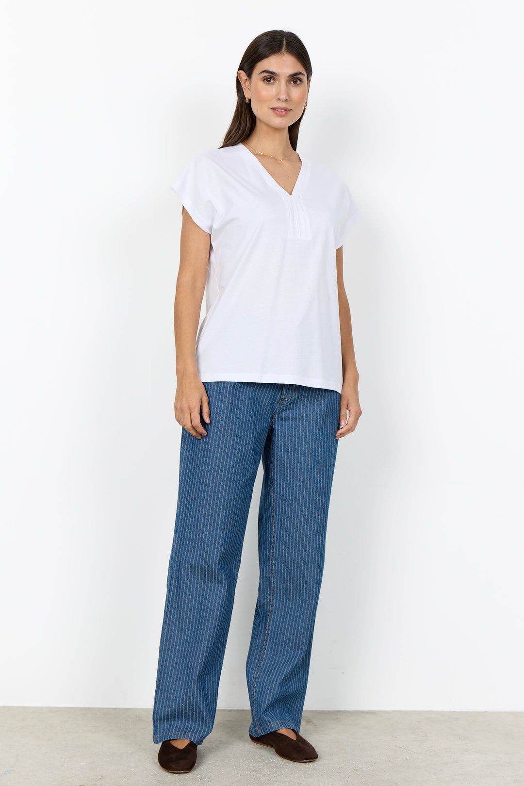 DECORATIVE STITCH V-NECK TEE