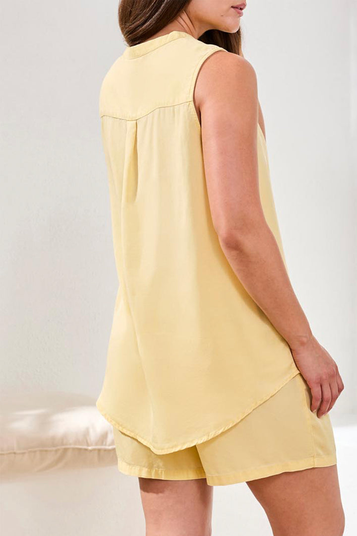 SLEEVELESS BLOUSE