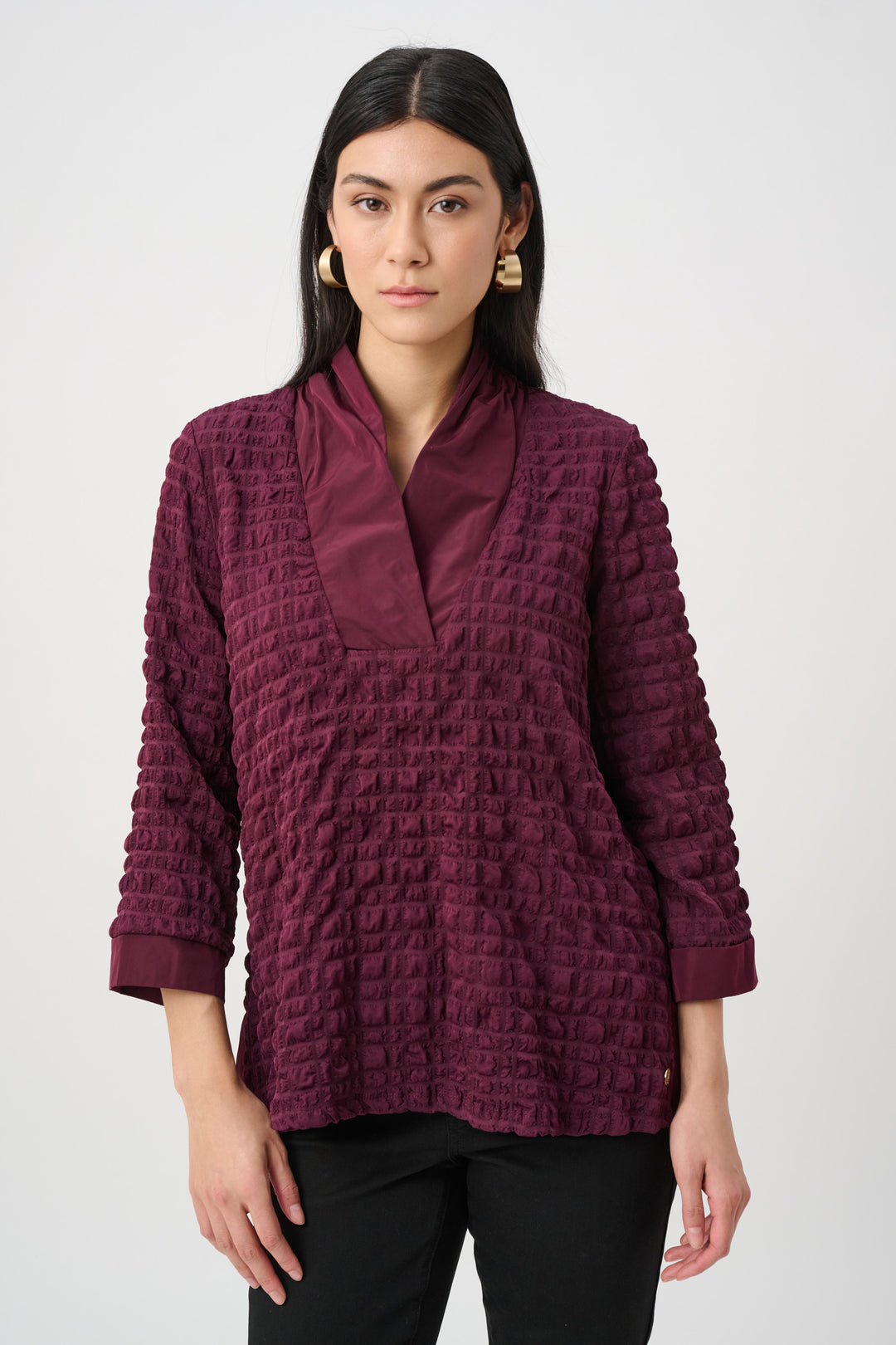 BUBBLE TEXTURED &amp; MEMORY V-NECK TOP