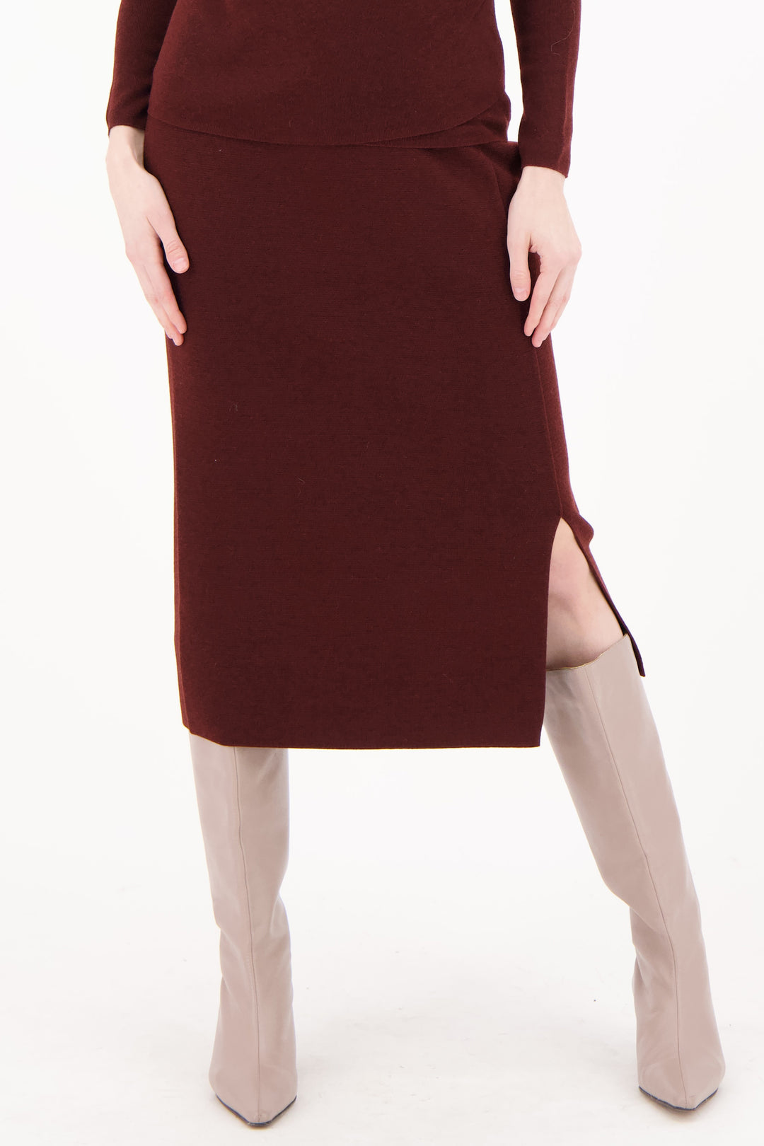 SPANNER Fall 2025 
This pencil knit skirt offers a snug, comfortable fit with elegant side slit cuts that enhance both movement and style.