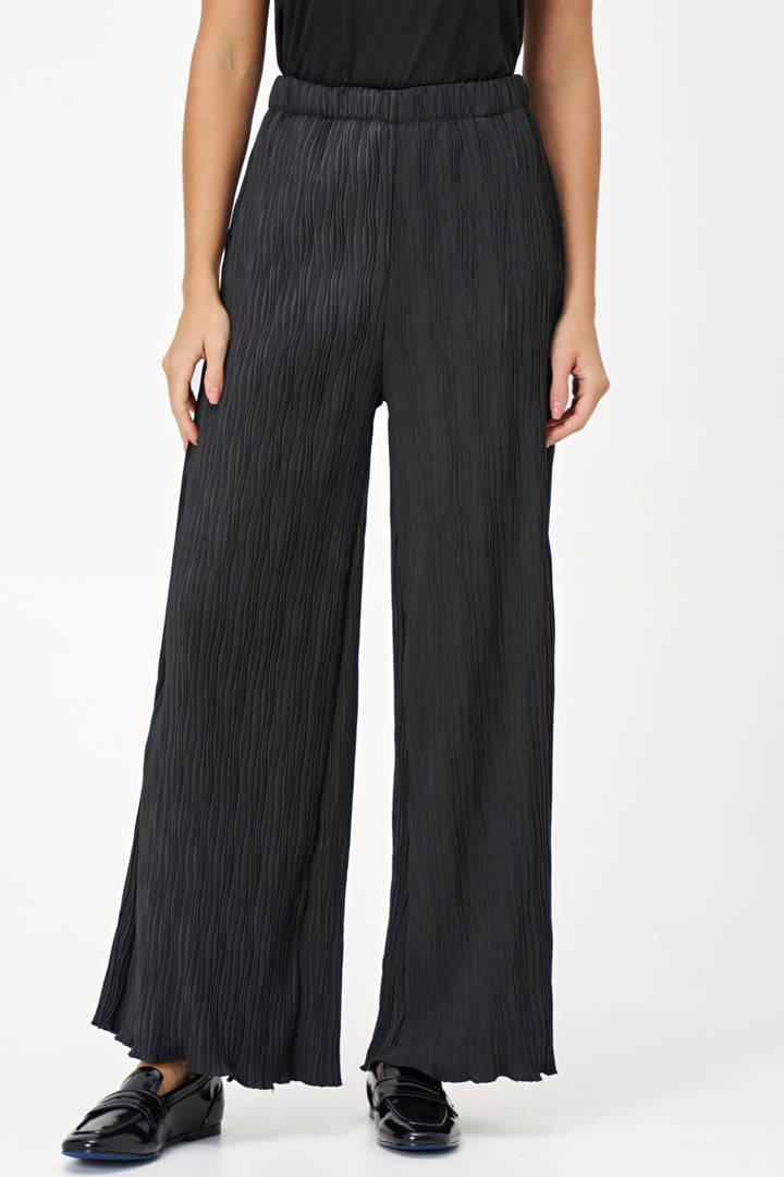 M ITALY Fall 2025 
Featuring a stretchy waistband for easy slip-on comfort, their loose, wide-leg silhouette flares beautifully with a ribbed, pleated texture.