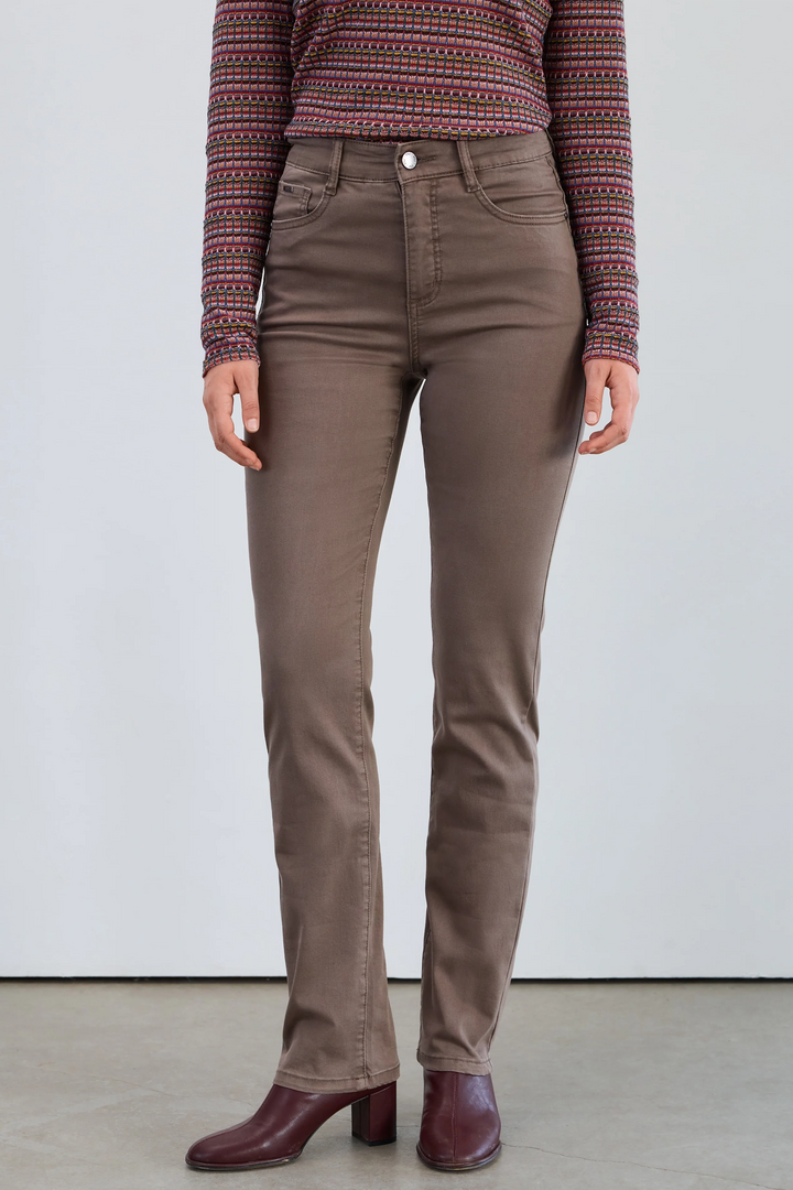 FDJ Fall 2025 
Discover endless style opportunities with the classic Suzanne Straight Leg Jeans, crafted from a soft cotton blend. 