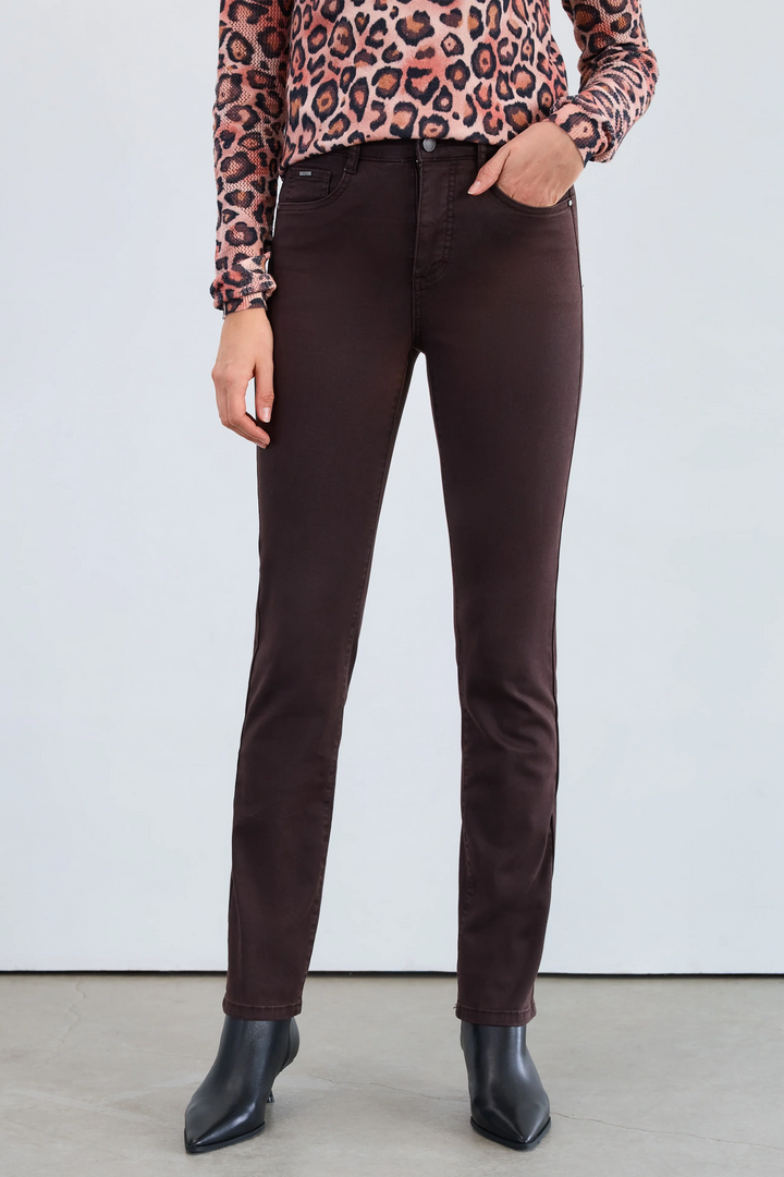 FDJ Fall 2025
This classic denim look lets you make a statement with its elegant yet casual slim straight fit, sitting above the natural waistline.