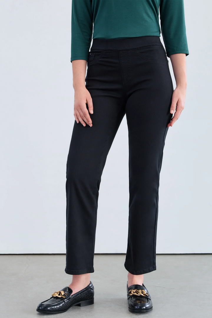 FDJ Fall 2025 
Designed with an easy-wear pull-on waist, they provide a seamless fit ideal for business casual settings. The straight leg cut and ankle length create a refined look that pairs perfectly with both professional and relaxed outfits.