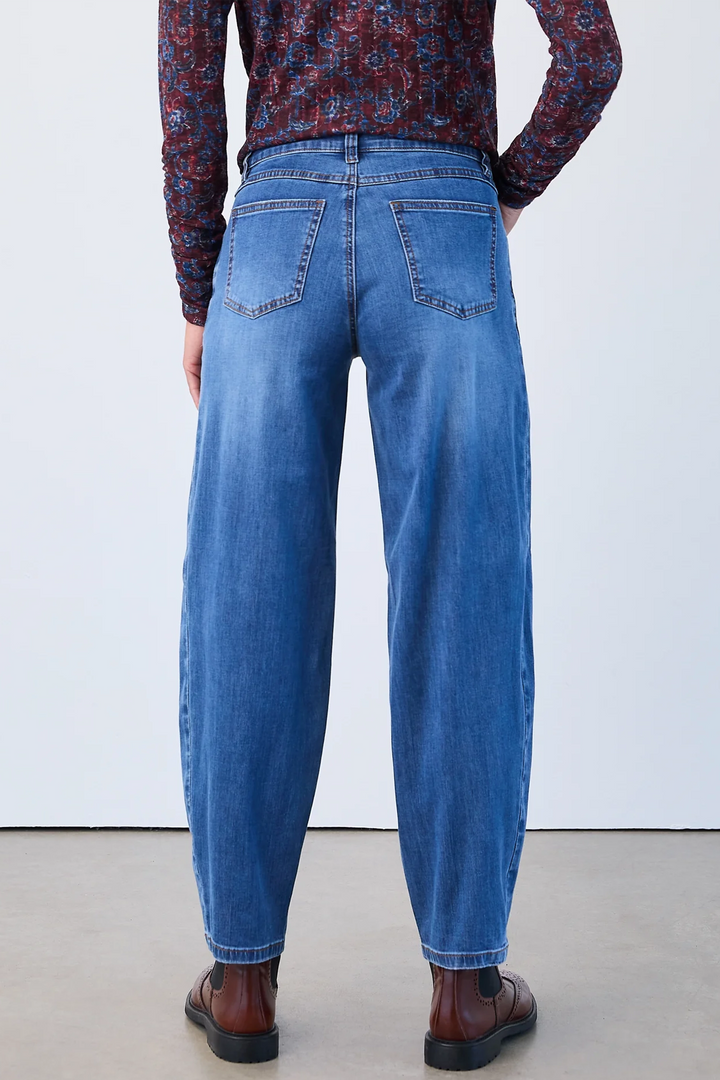 MEDIUM WASH GIRLFRIEND BARREL JEAN