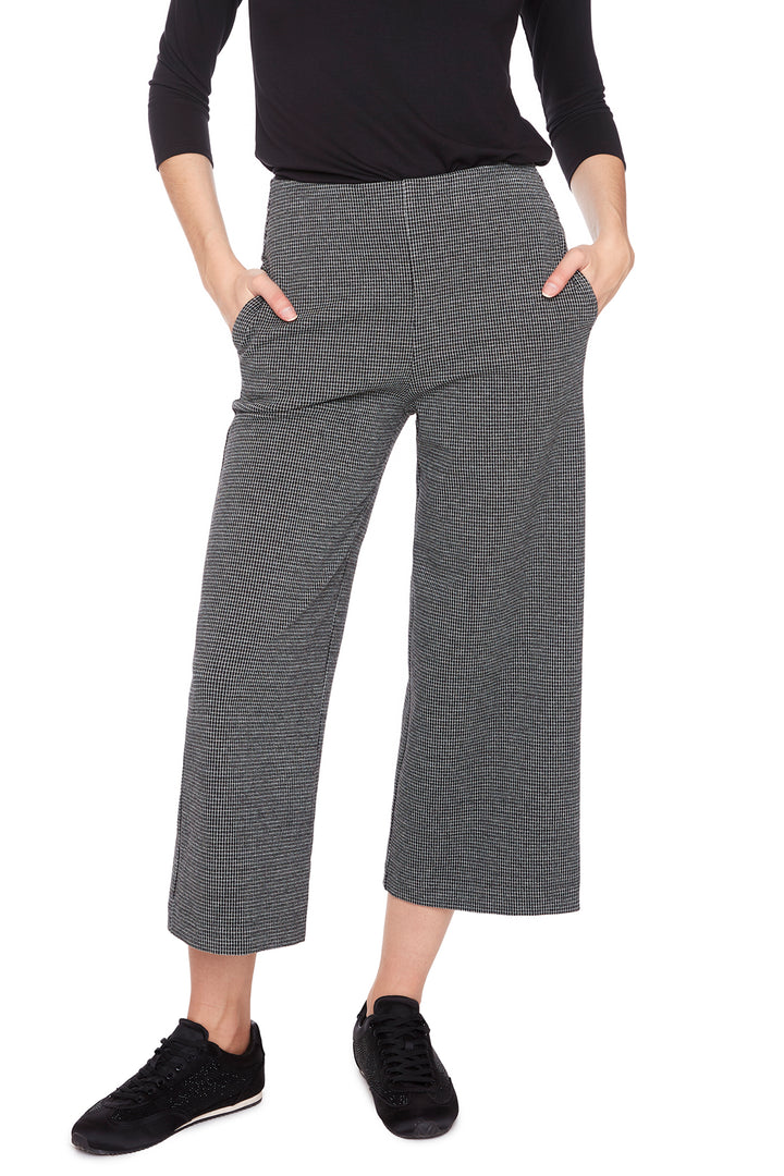 Up! Fall 2025 
Crafted from stretchy, lightweight fabric, these cropped pants move with you all day long. The pull-on waistband makes slipping them on a breeze, while side pockets add practical charm.