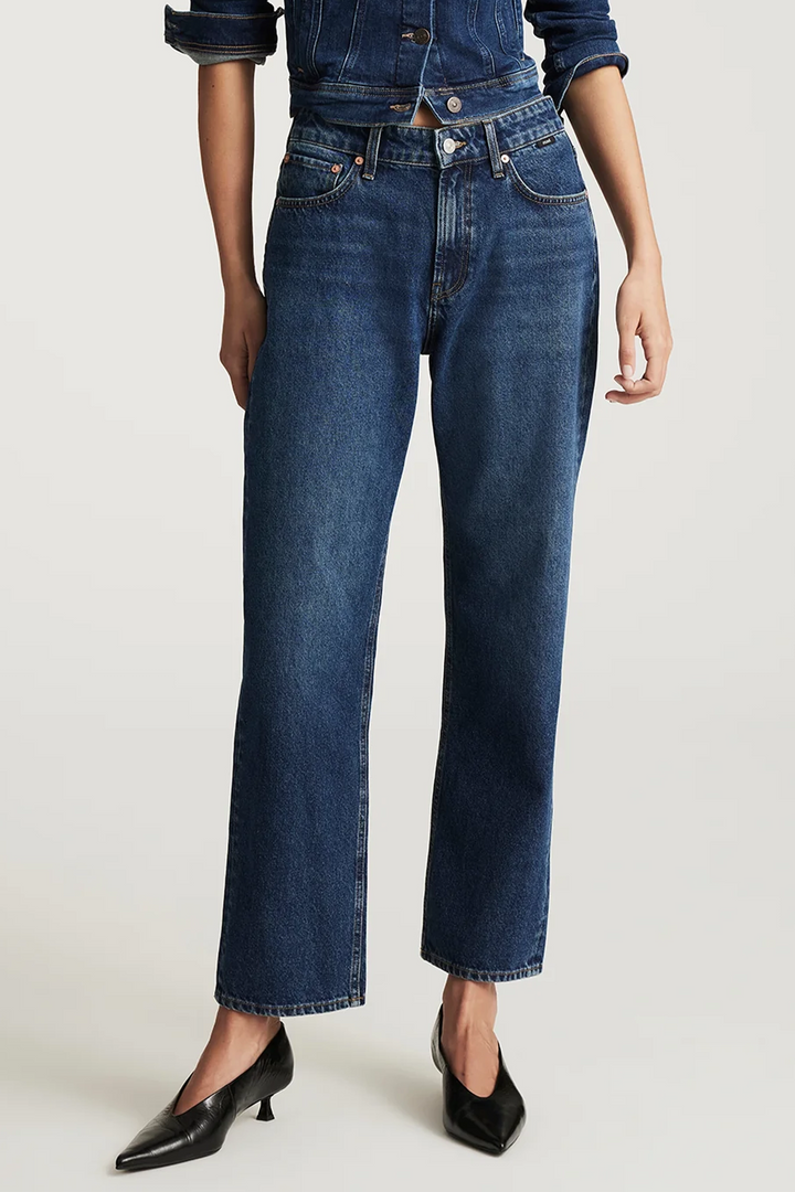 Mavi Fall 2025 
Featuring a high-rise waist and a straight-leg cut, these jeans offer a flattering silhouette and versatile wear. Crafted from recycled cotton, they provide a lightweight, smooth fit without compromising durability.