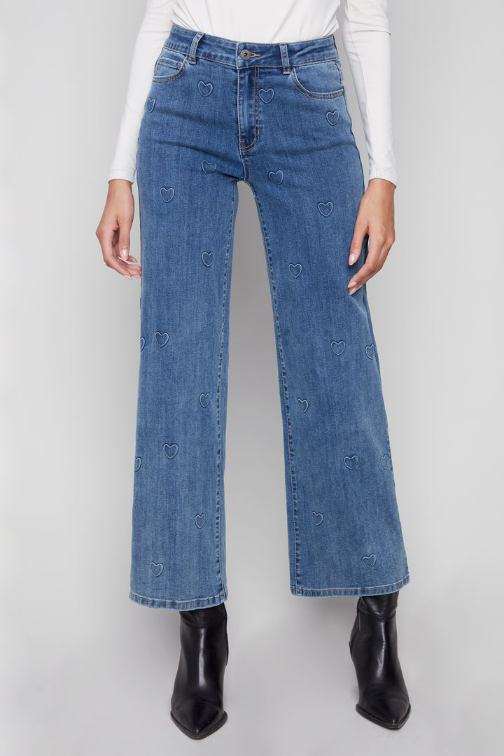 Charlie B Fall 2025 
 Made with stretch denim for the perfect wide fit and a cropped length, these jeans are designed for easy wear with a regular rise and classic zipper belt loop design. 