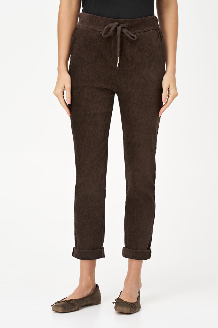 M Italy Fall 2025 
Featuring refined rolled hems and a drawstring waist, these sporty pants offer a slim to standard fit. Practical slash side pockets provide convenience, while the pull-on style ensures easy wear.