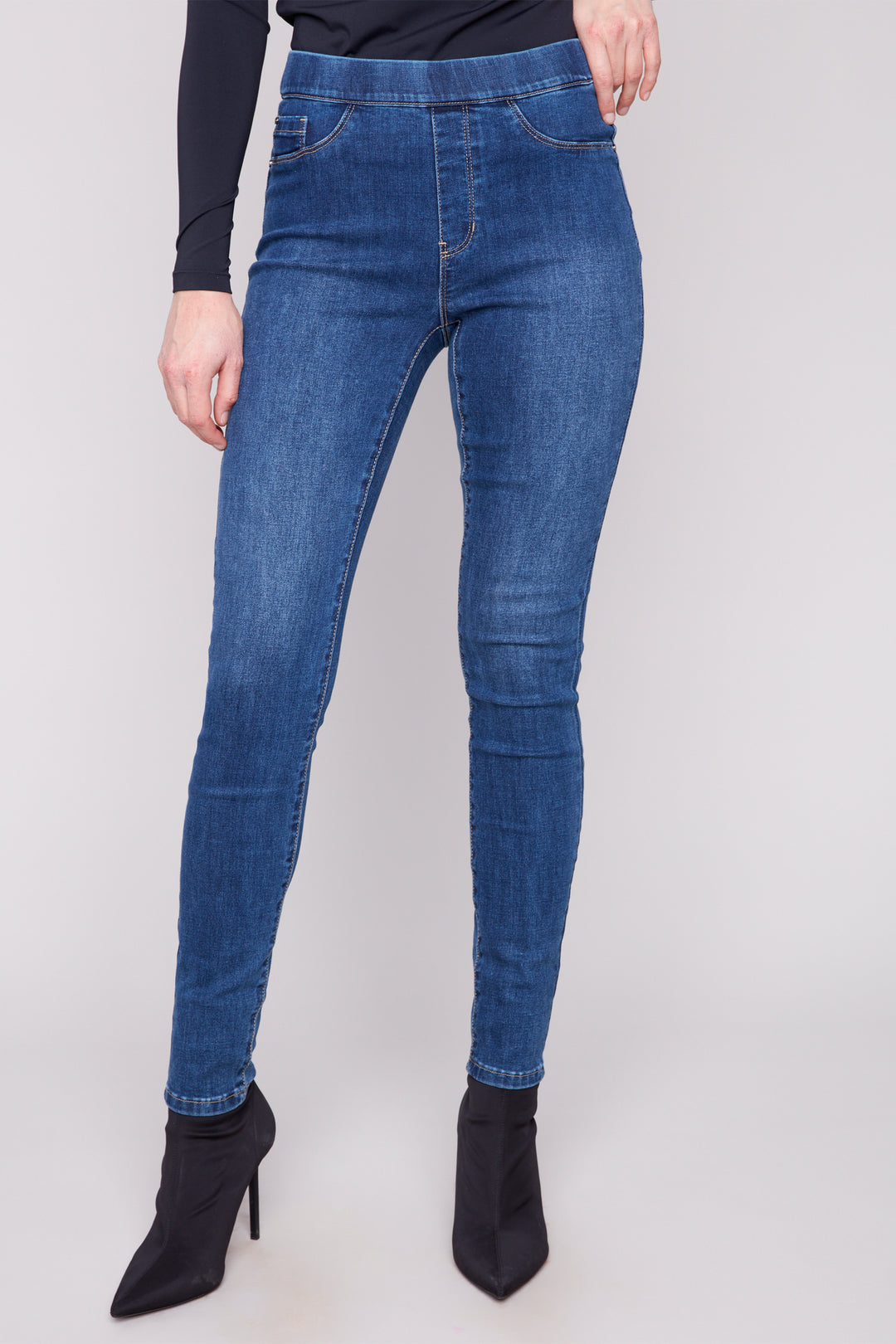 Charlie B Fall 2025 
 Made from stretch solid tencel, these jeans offer exceptional flexibility and softness, replacing your ordinary skinny jeans. 