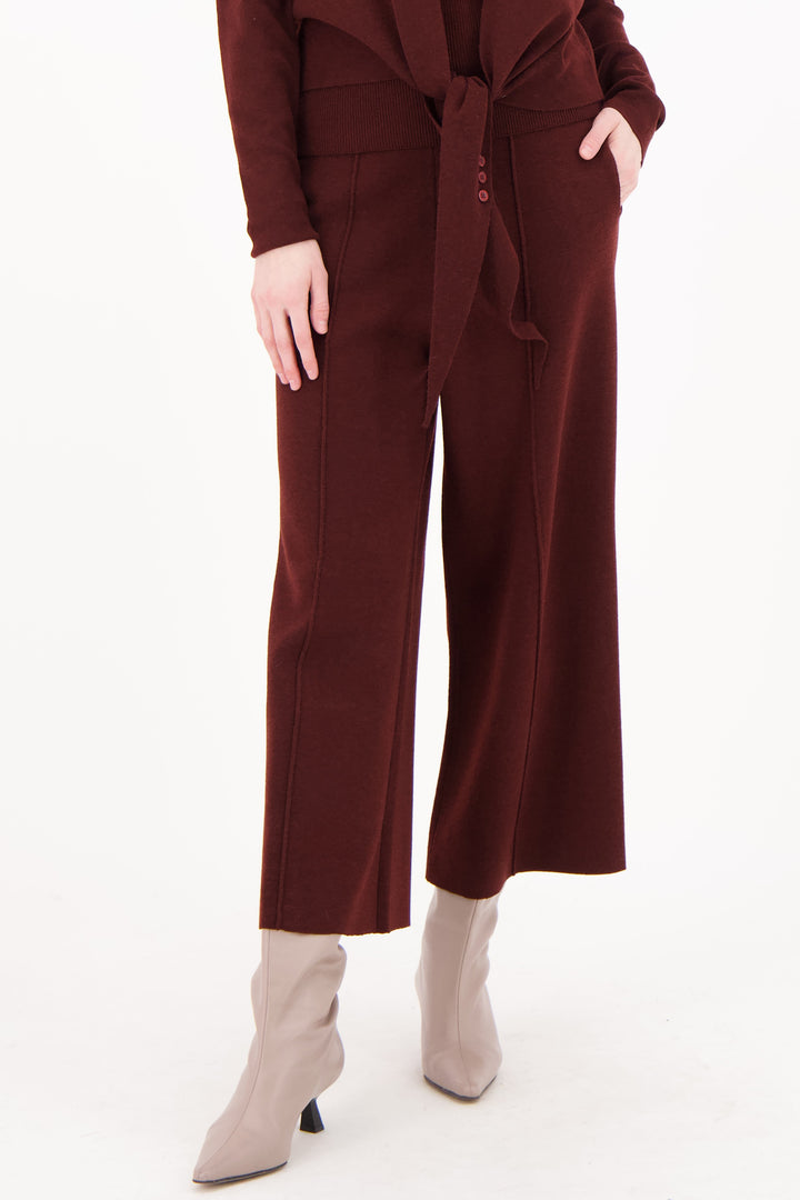 Spanner Fall 2025 
 Crafted from soft sweater knit fabric, these pants offer a simple, refined silhouette enhanced by elegant pintuck detailing. 