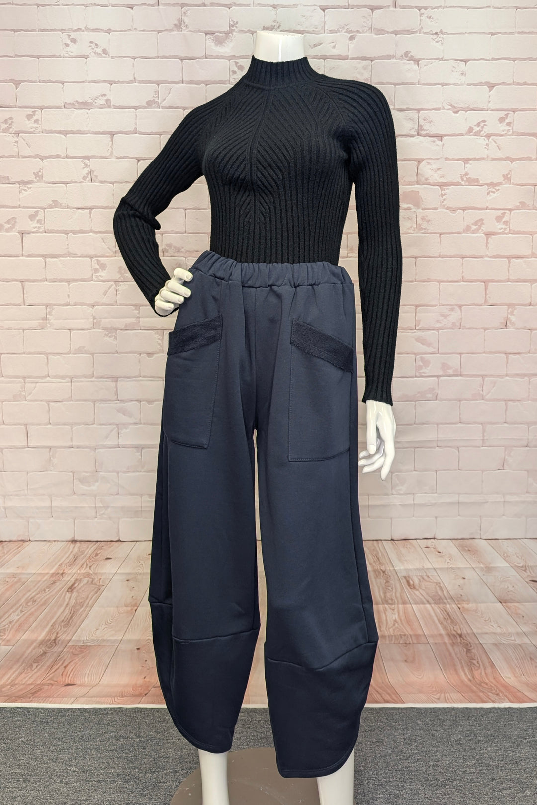 MARIE LA LUNE Fall 2025 
These Balloon Hem Jogger Pants combine comfort and style effortlessly. Crafted from a soft cotton-blend fabric, they feature a pull-on elastic waist for an easy fit and large front stitch patch pockets for functionality.
