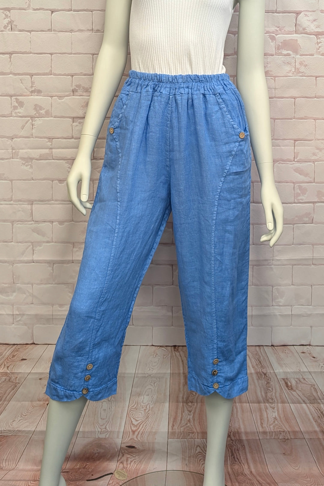 LINEN CAPRI WITH BUTTONS