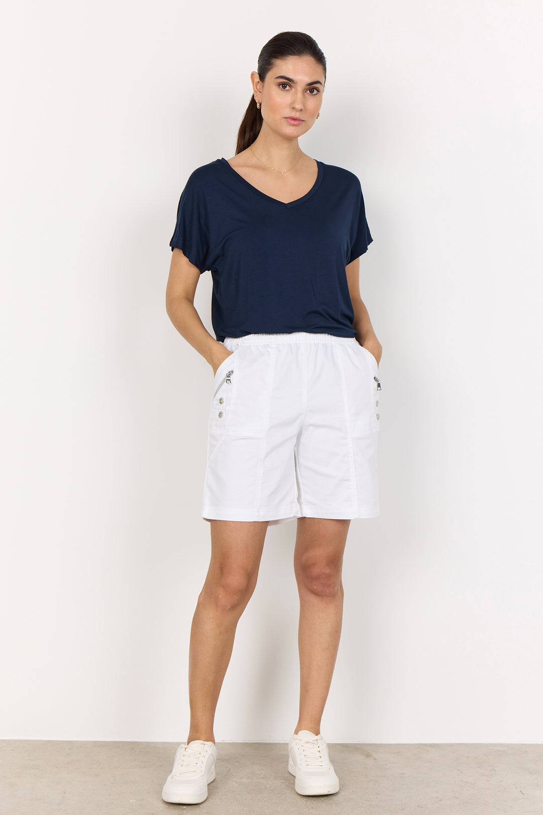 SHORT WITH BUTTON DETAILS
