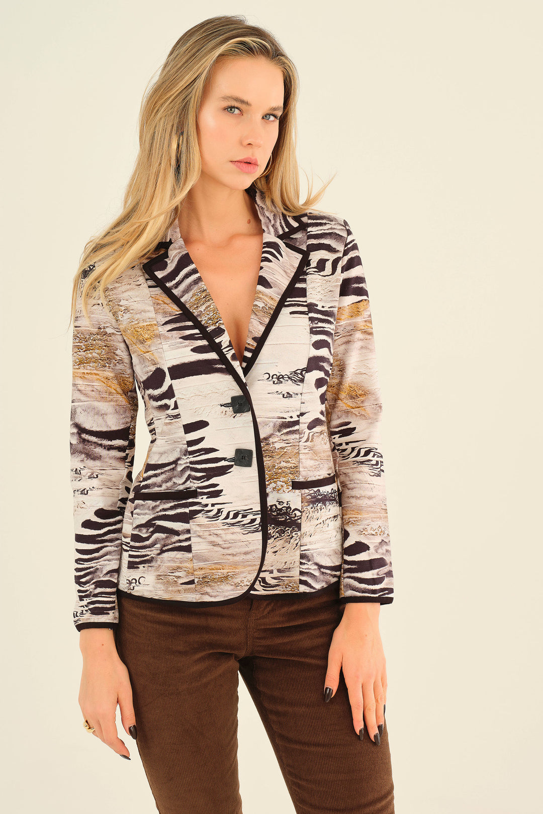 Dolcezza Fall 2025 
Perfect for a casual but very elegant look, this button blazer from our latest Fall collection features a unique earthy abstract print and a fitted standard style. It is designed with a V-neck collared contrast neckline with lapels, and long sleeves.