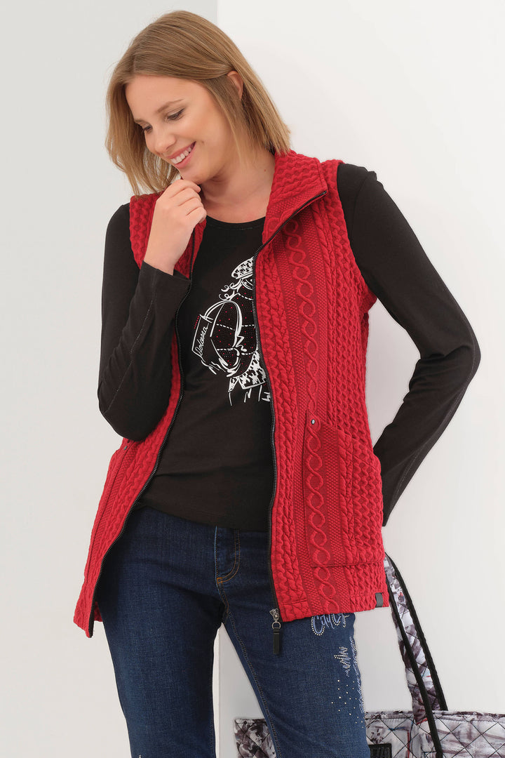 Dolcezza Fall 2025 
The front zipper and side pockets add functionality and style, making it perfect for weekend wear or a fashionable office look. Made with stretchy, lightweight fabric for maximum comfort.