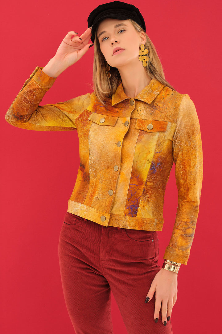 Dolcezza Fall 2025 
Crafted by German artist Annette Schmucker, this knit jacket features a flattering fit, faux breast pockets, front buttons and a classic collar.