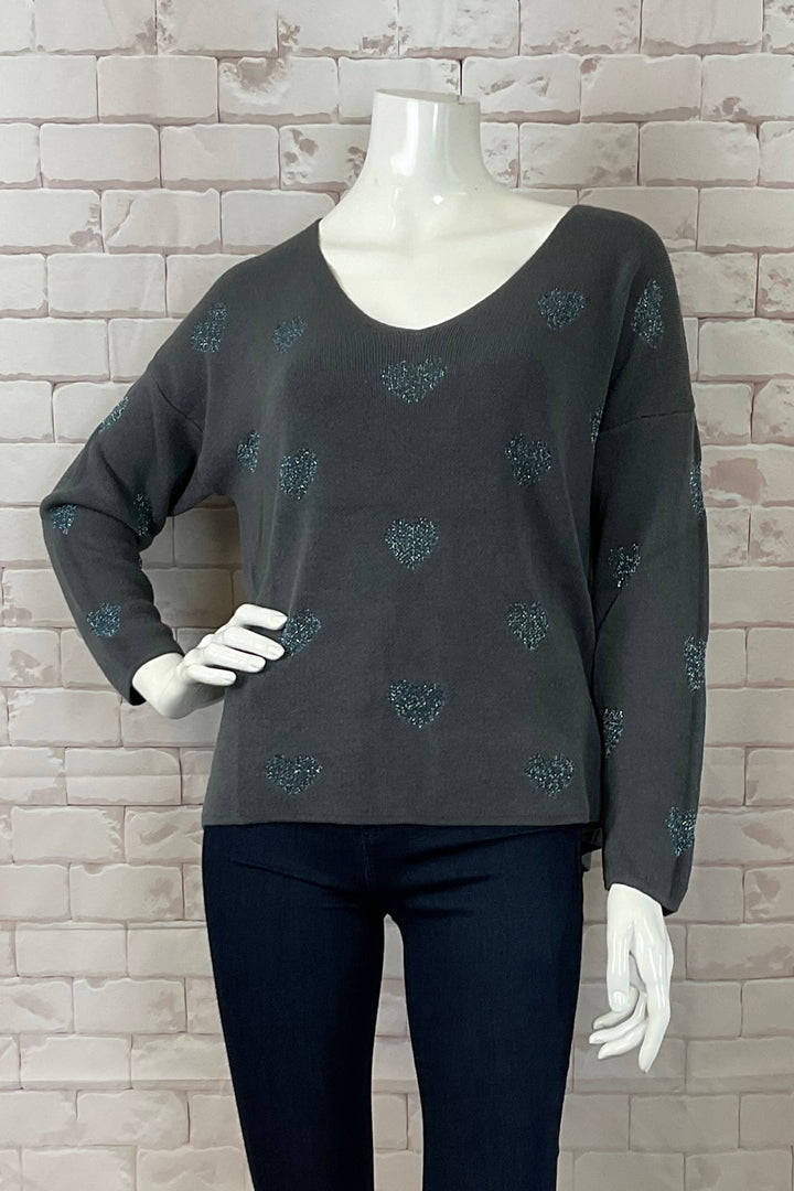 Etern Fall 2024 The dolman full length sleeves and soft cut v-neck provide a flattering fit. The finishing touch are the sparkly hearts all-over!