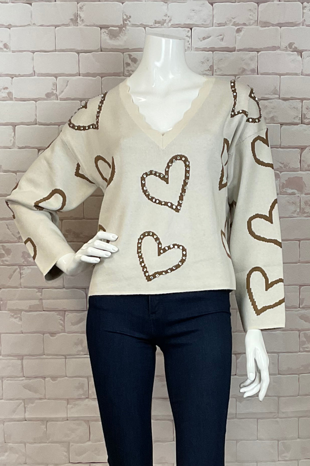 SCALLOP NECKLINE TOP WITH HEARTS