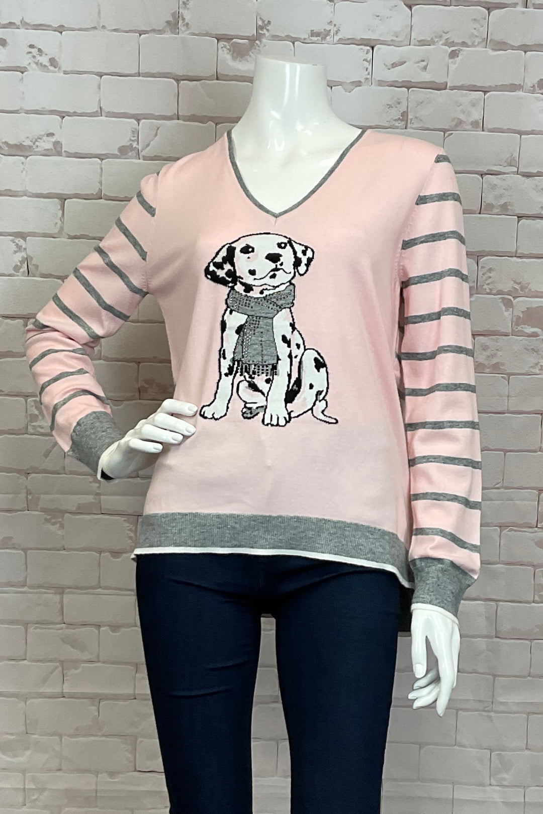 Leo & Ugo Fall 2024 This adorable little puppy wearing a scarf will win your heart!🐶 Made from soft knitted fabric, it features neat striped sleeves, contrast hem and cuffs, and a classic v-neck.