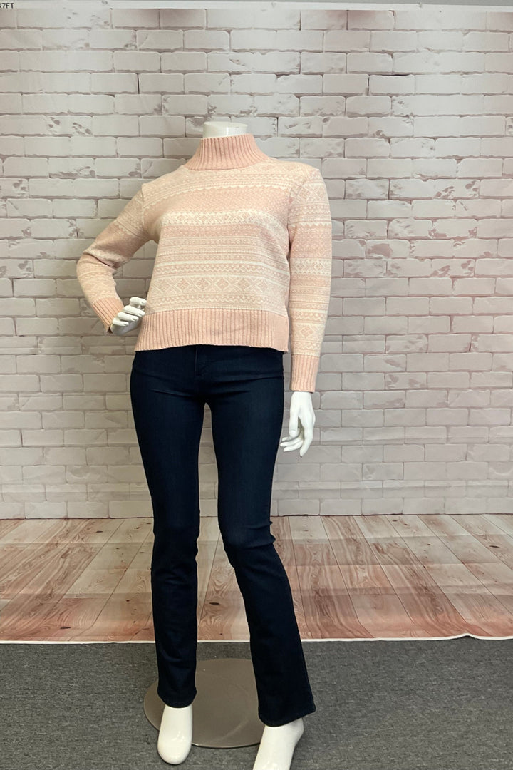 Cotton Country Fall 2024 Featuring a soft and cozy mock neck, this light top is perfect for any winter occasion. The drop shoulders and ribbed turtleneck add a touch of elegance, while the ribbed hem offers a comfortable and flattering fit.