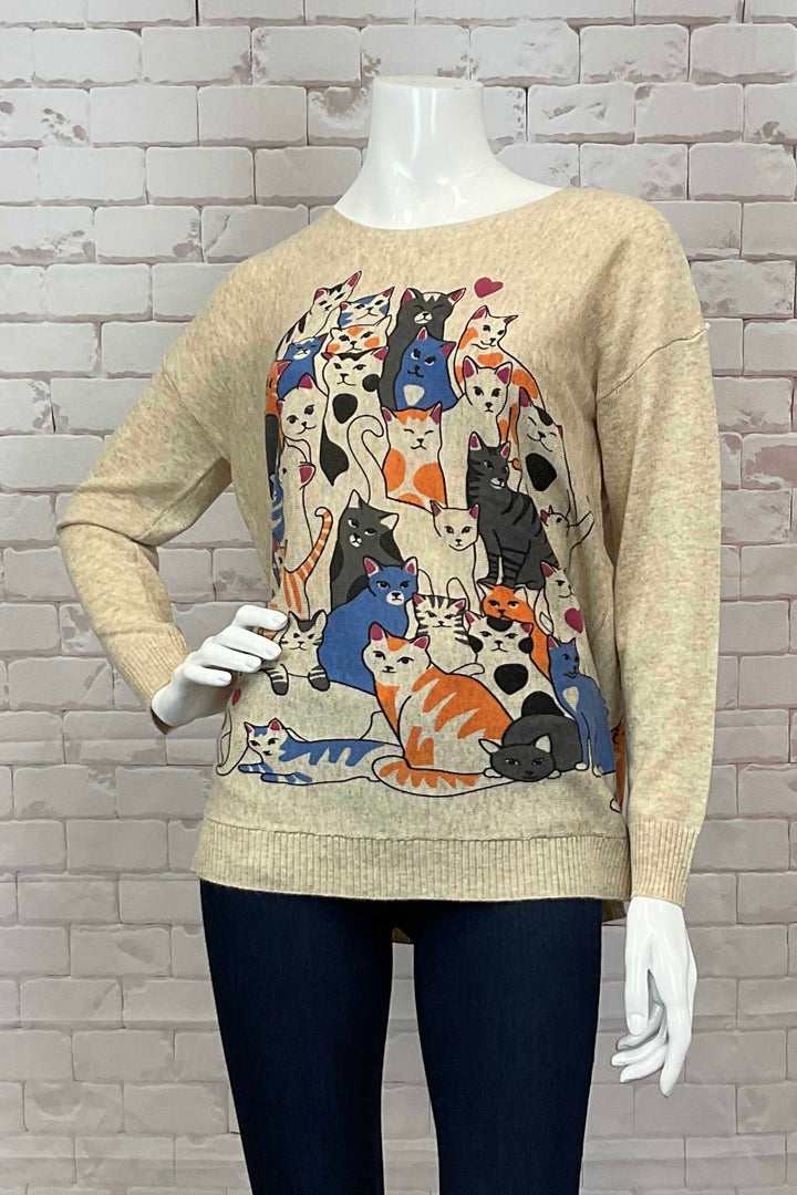 Variations Fall 2024 The round neck and slightly loose fit provide both comfort and style. Perfect for pairing with joggers, jeans or even capris, and featuring a super colourful and cute cat print.