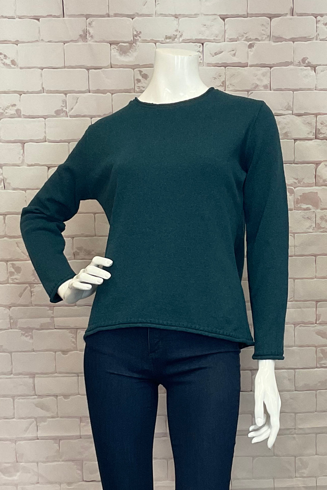 Cotton Country Fall 2024 Made for fall, this crewneck comes in a beautiful teal colour and can easily be dressed up or down, making it the perfect addition to your wardrobe.