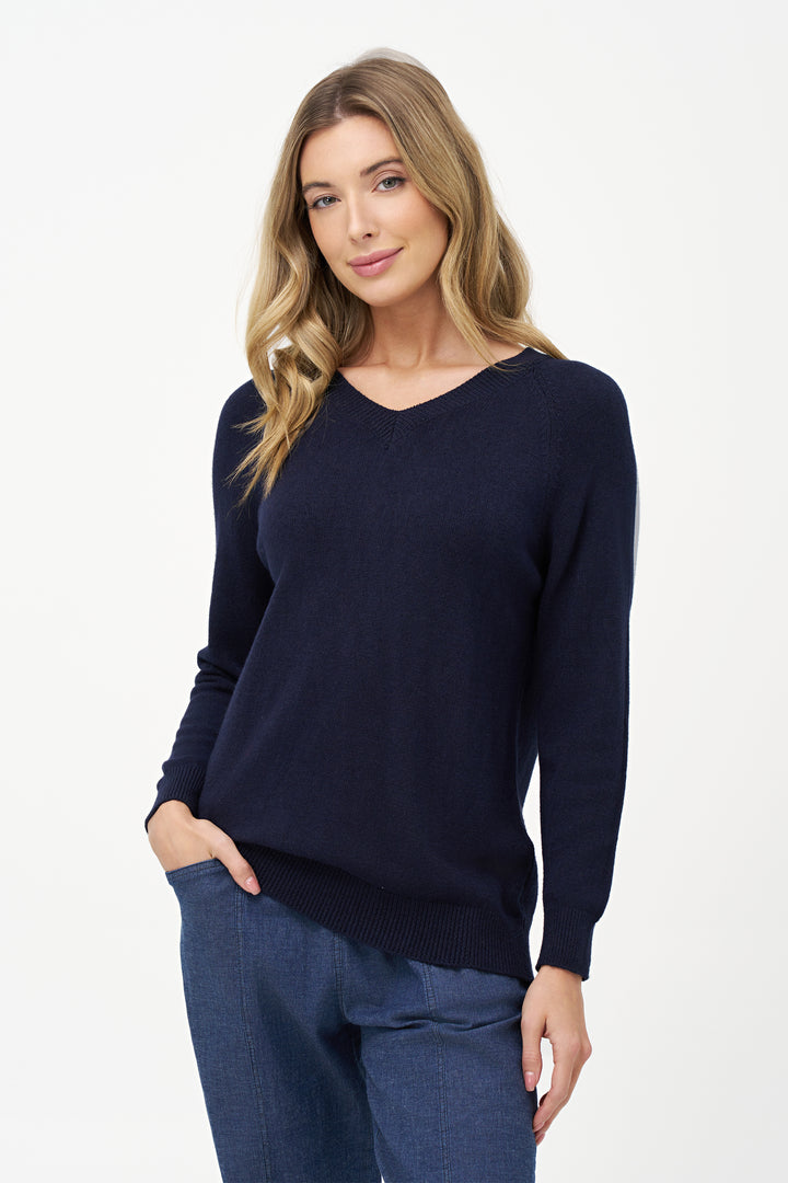 M Italy Fall 2025 Its classic v-neck design and super light fabric make it an ideal choice for casual comfort. Perfectly paired with jeans, this top keeps your look relaxed while ensuring all-day ease.