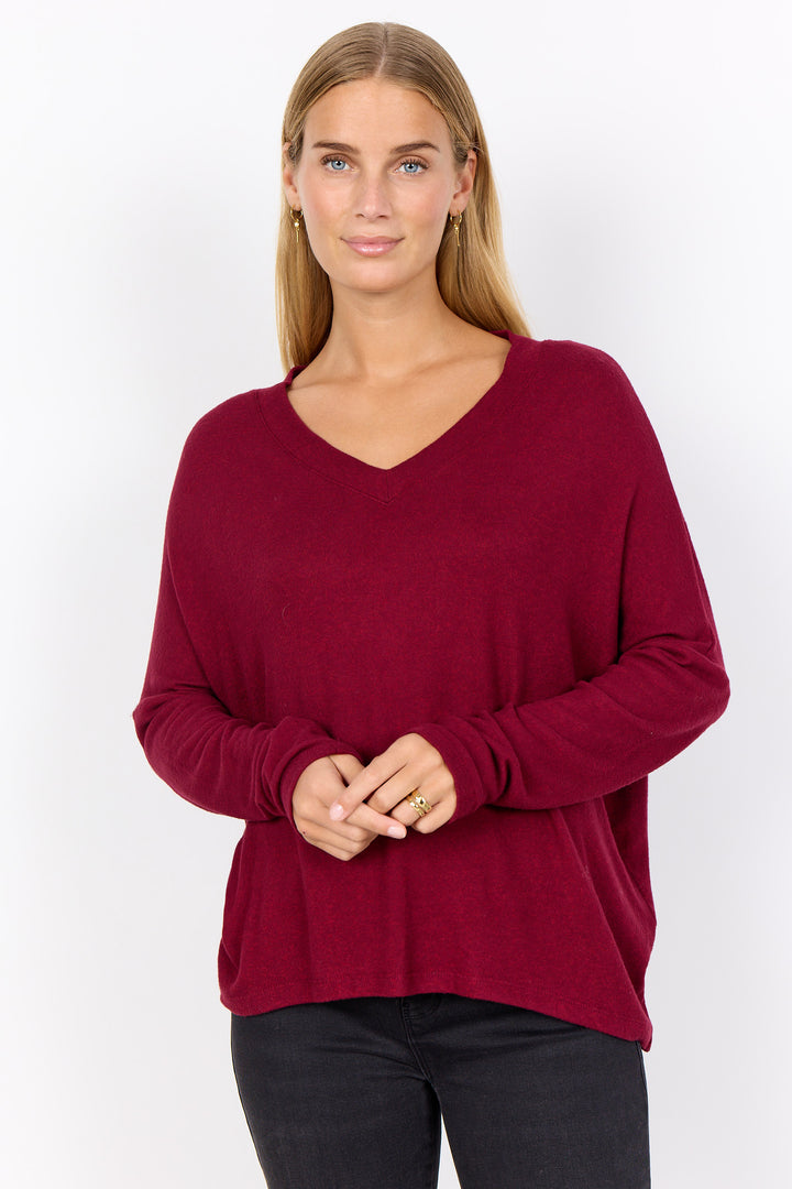 Soya Concept Fall 2025 
With its airy and cozy design, this light sweater top is perfect for any season. The soft cut v-neck adds a touch of elegance, while the elastic ripped edge at the cuffs adds a modern twist. Pair it with capris for a versatile and fashionable look this season!